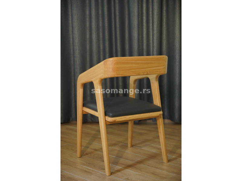 Elegantne drvene stolice u kombinaciji sa prirodnom kožom