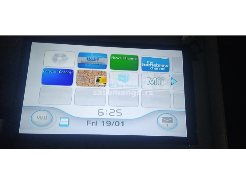Crni Nintendo Wii modovan cita igre sa USB-a, bez opreme
