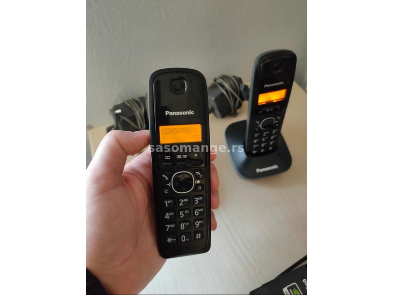 Panasonic bezicni telefon sa 2 slusalice KxTg1611fx.