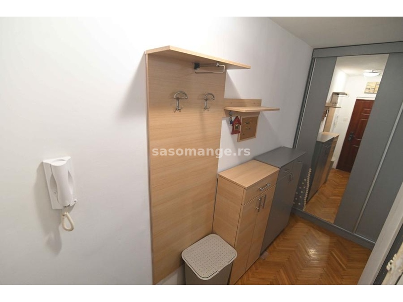 Izdajem namešten stan na Čukaričkoj padini 34 kvadrata sa odvojenom spavaćom sobom