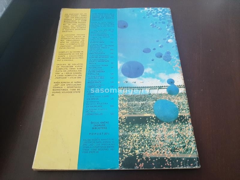 Fudbaleri i Timovi 1982 83 album za slicice polovan solidno ocuvan delimicno popunjen