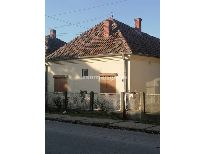 Kuća u Bagrdanu, preko puta škole