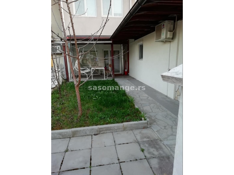Agencija za nekretnine Maksimović prodaje dvosoban stan sa dvoištem kod Ekonomske škole