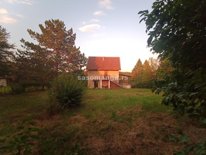 Rajski kutak u Lisoviću-Vikend kuća sa Neodoljivim Potencijalom