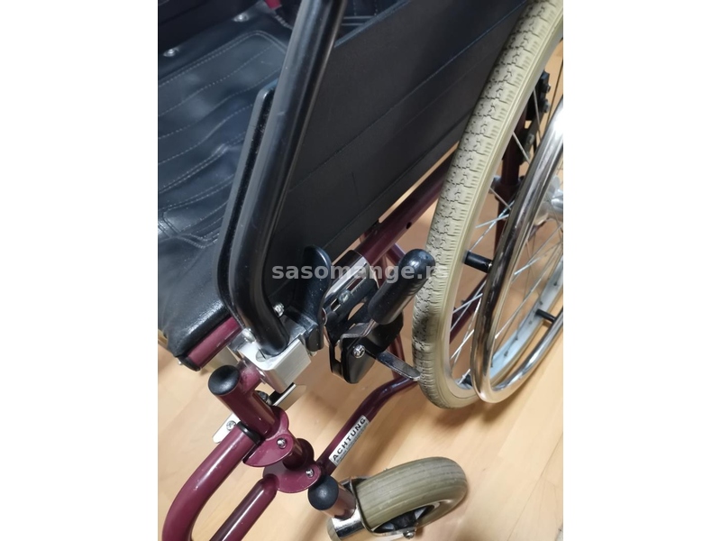 Invalidska kolica sa dva sistema kočenja.