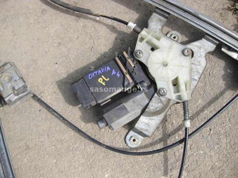 Octavia A4 prednji elektropodizac polovan ispravan originalan deo