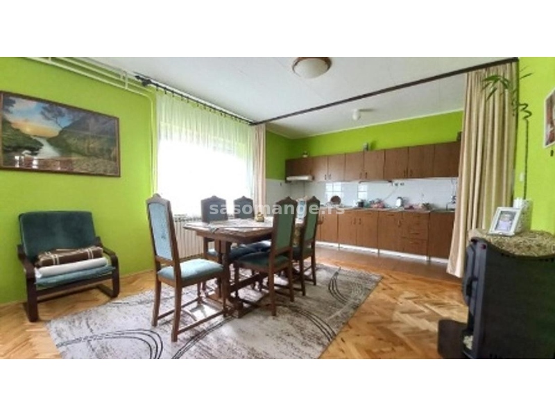 LEPA SPRATNA KUĆA u KULI, CENTAR, 2 GARAŽE, UREDJENO DVORIŠTE. CENA: 110.000,-EUR