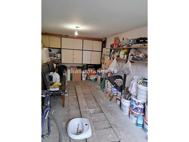 Izdajem ili prodajem uknjizenu garazu u Beogradu - Rakovica