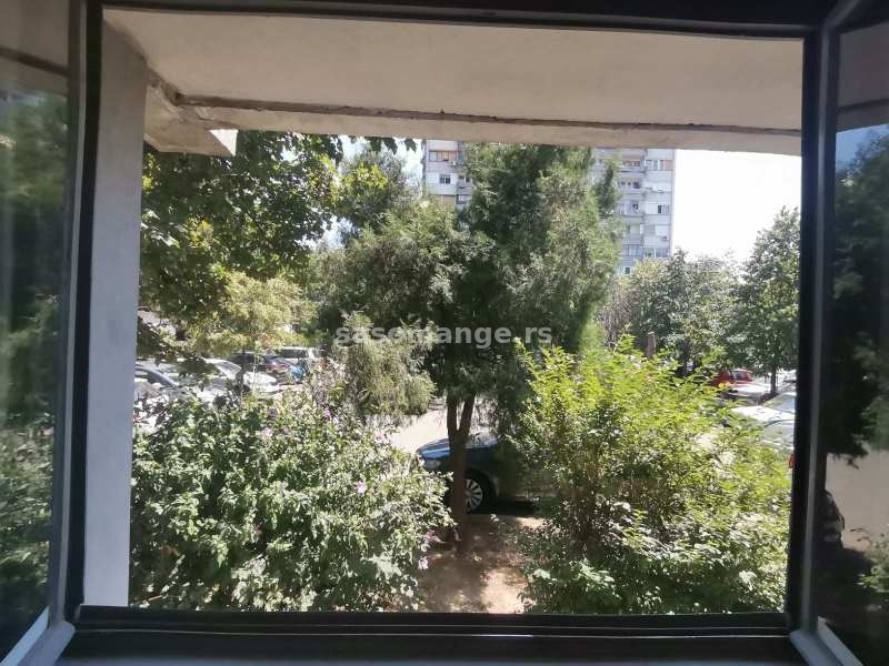Izdaje se pet friendly stan na lokaciji Ohridska 3 u Zemunu,54m2.Moguc dogovor oko cene i namestaja