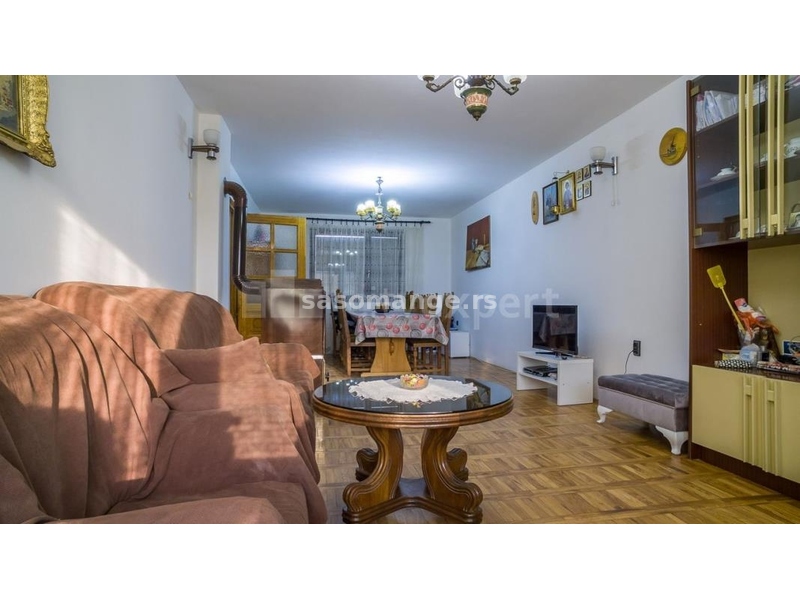 Prodajem prostranu, uknjiženu porodičnu kuću u Bukovcu, Novi Sad