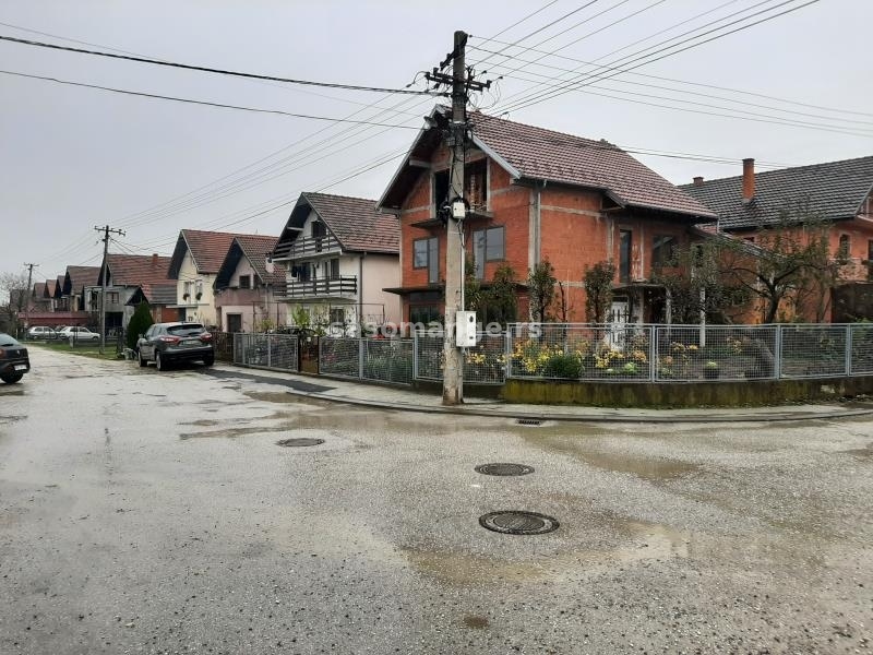 Kuća pored stadiona i balon sale u Kragujevcu