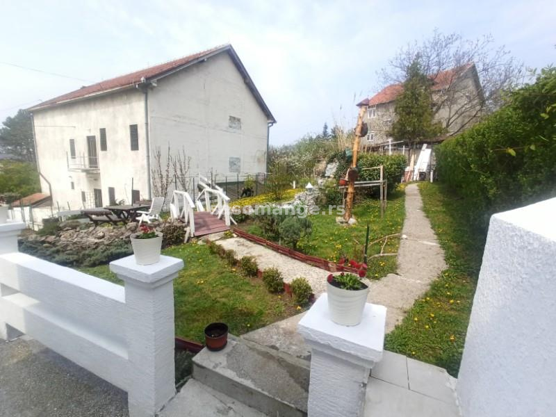 Atraktivna kuća nadomak Beograda u Maloj Moštanici 300m2