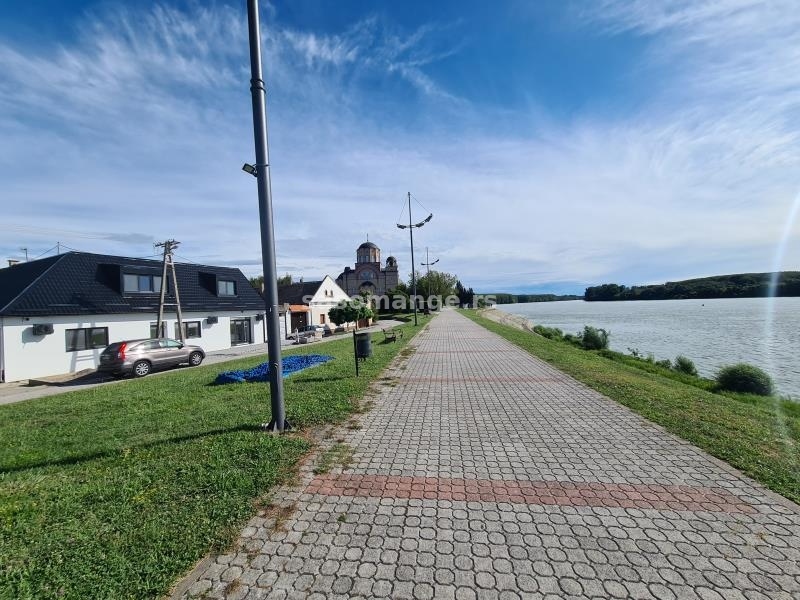 Jedinstven objekat u Srbiji- Na samoj obali Dunava, 4 apartmana i lokal.