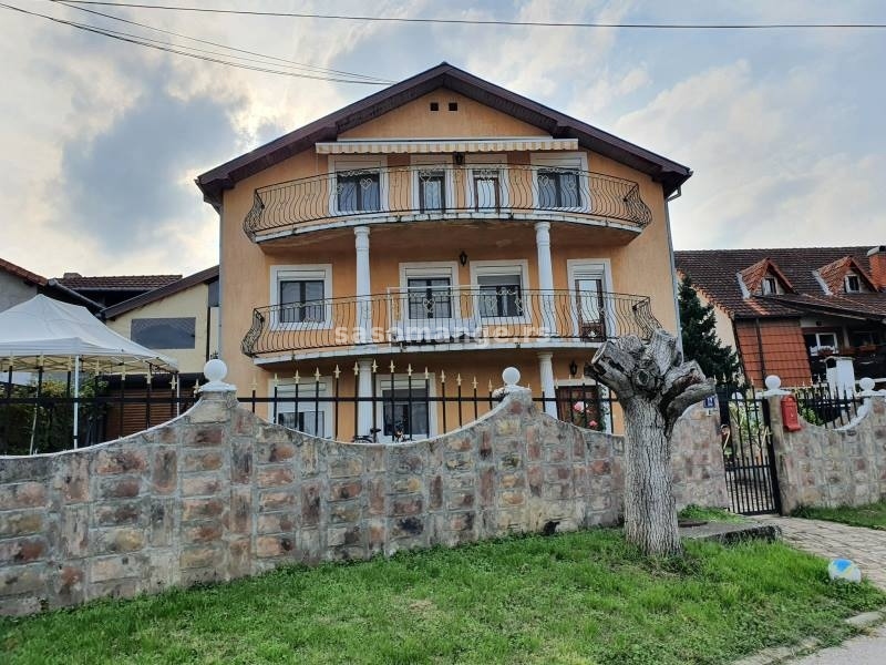 2-etažna kuća za izdavanje u Petrovaradinu, 1.000, 178m