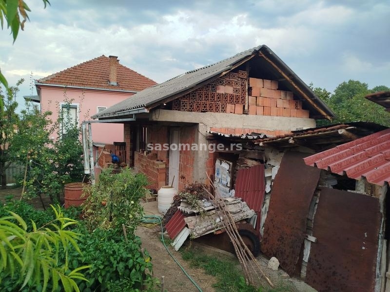 Dvospratna kuća sa okućnicom