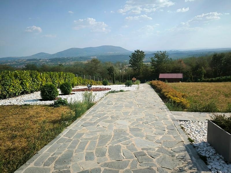 Izuzetna kuća sa bazenom, pogledom, veliki plac