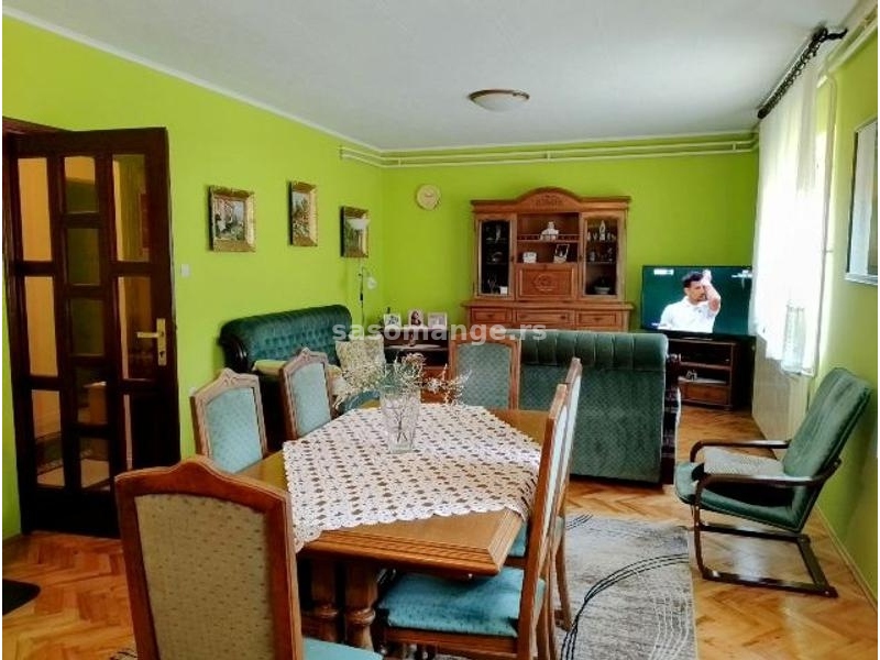 LEPA SPRATNA KUĆA u KULI, CENTAR, 2 GARAŽE, UREDJENO DVORIŠTE. CENA: 110.000,-EUR