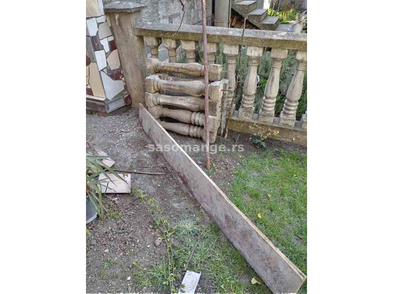 Prodajem betonske stubove za ogradu, 80 kom. Cena po dogovoru.