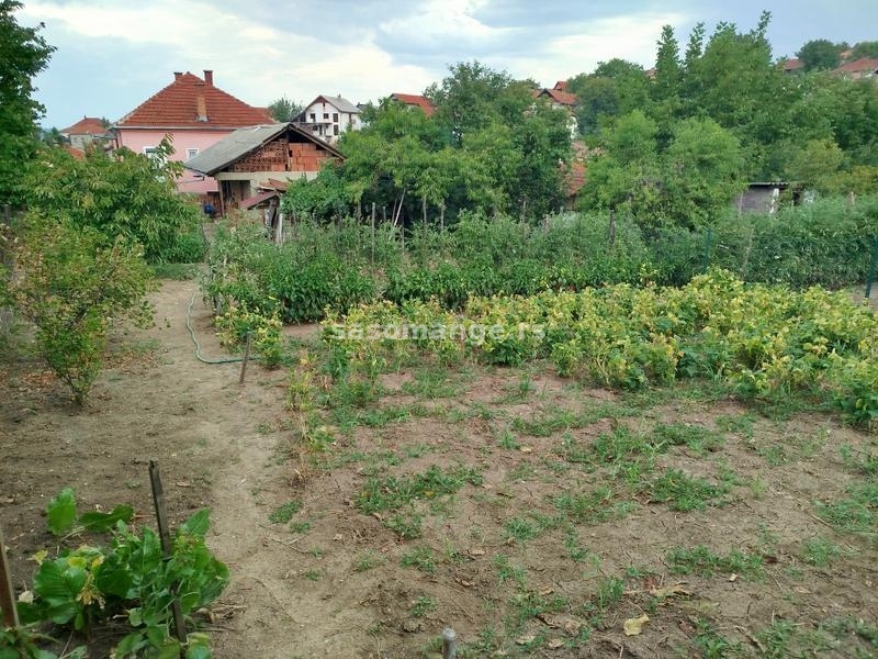 Dvospratna kuća sa okućnicom