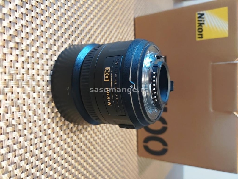 Nikon D5100 sa objektivima 18-135 mm i 35mm F/1.8 G