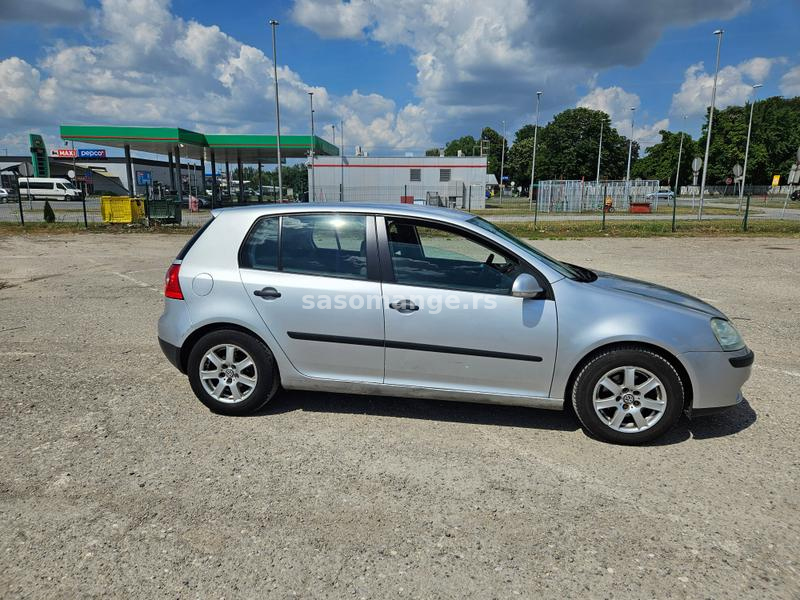 Golf 5 stranac 1.9 TDI 66kw 2005god malo od leda po haubi