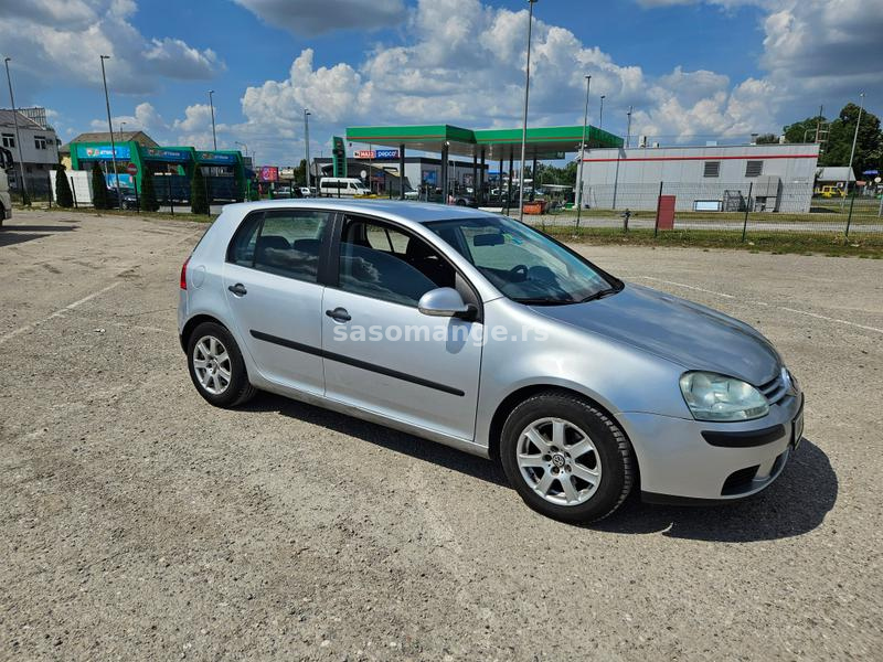 Golf 5 stranac 1.9 TDI 66kw 2005god malo od leda po haubi