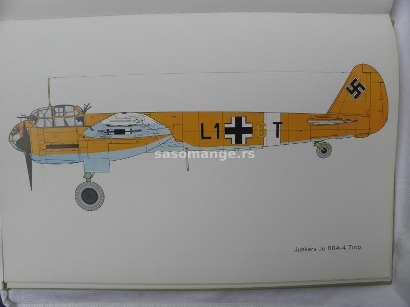 Knjiga: Military Aircraft 1939-1945(Vojni avioni) 34,5 cm. format, 43 str. + 15 slika aviona