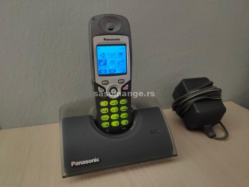 Lep Panasonic bezicni telefon sa plavim displejom.