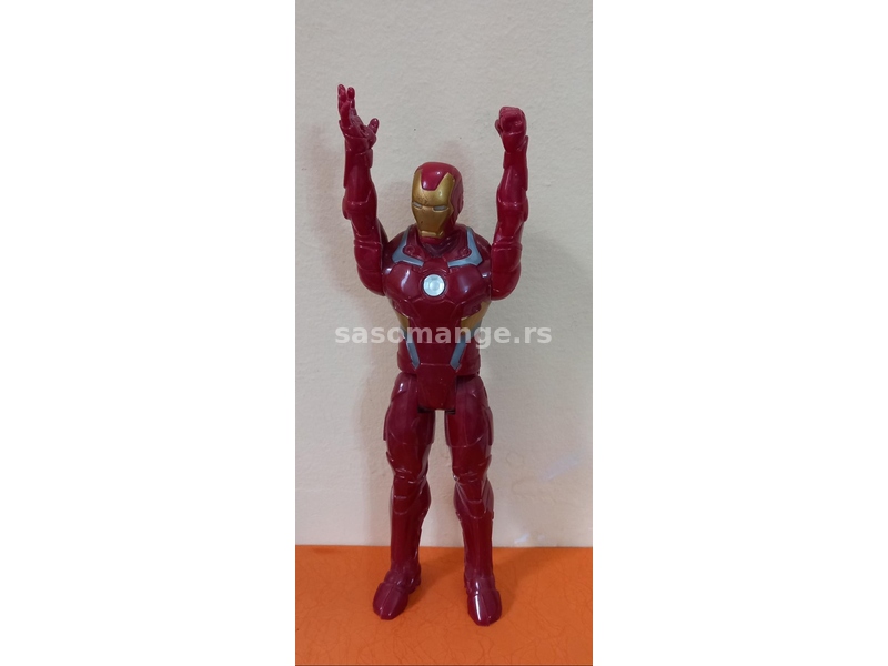 Crveni Iron man visok 30cm spasioc na bazenu