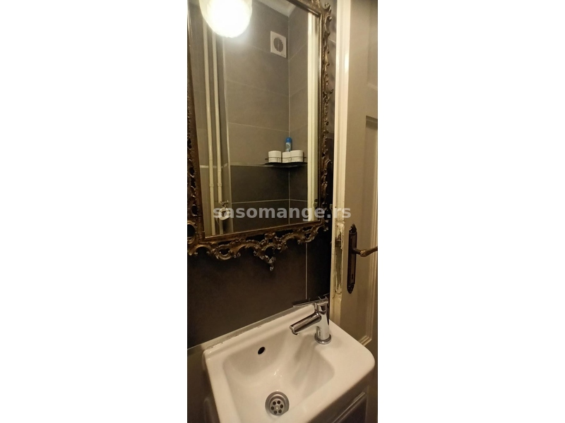 Jednokrevetna privatna soba sa kupatilom u sobi u hostelu na 50 metara od Trga Republike