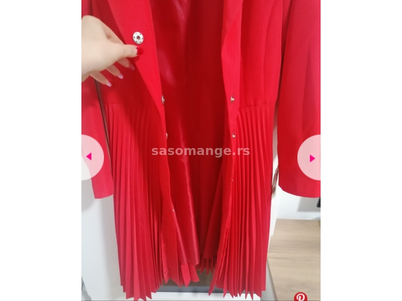 Crveni mantil haljina