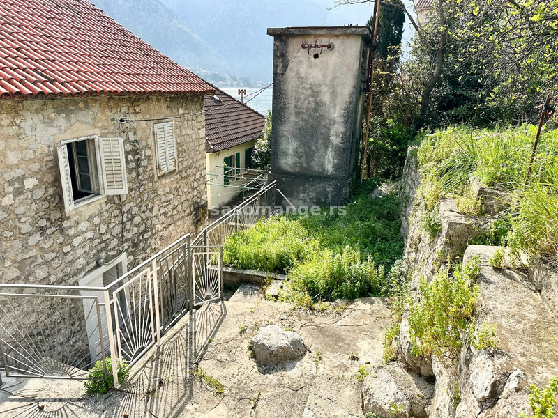 Kamena kuća za renovaciju na prvoj liniji do mora, Muo