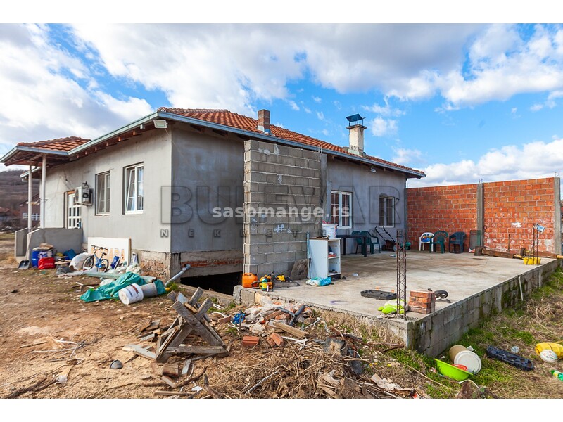 Lepa, prostana, novija kuća, 158 m2, na placu od 18 ari, Krušce