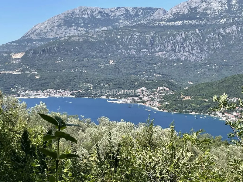 Troetažna kuća u izgradnji sa idejnim projektom, Zabrđe