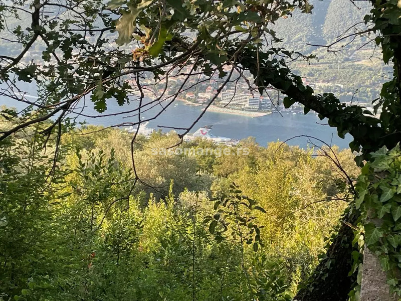 Troetažna kuća u izgradnji sa idejnim projektom, Zabrđe