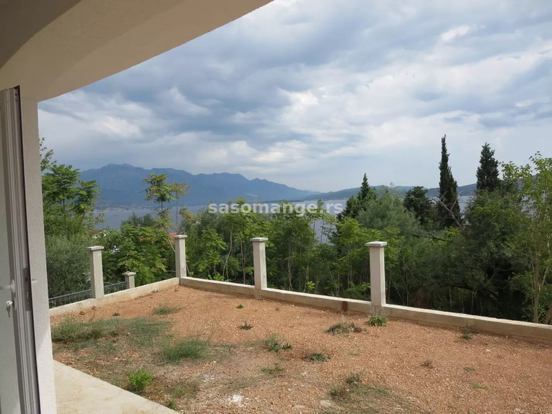 Dvospratna villa sa 5 spavaćih soba i panoramskim pogledom na more, na 250m od plaže