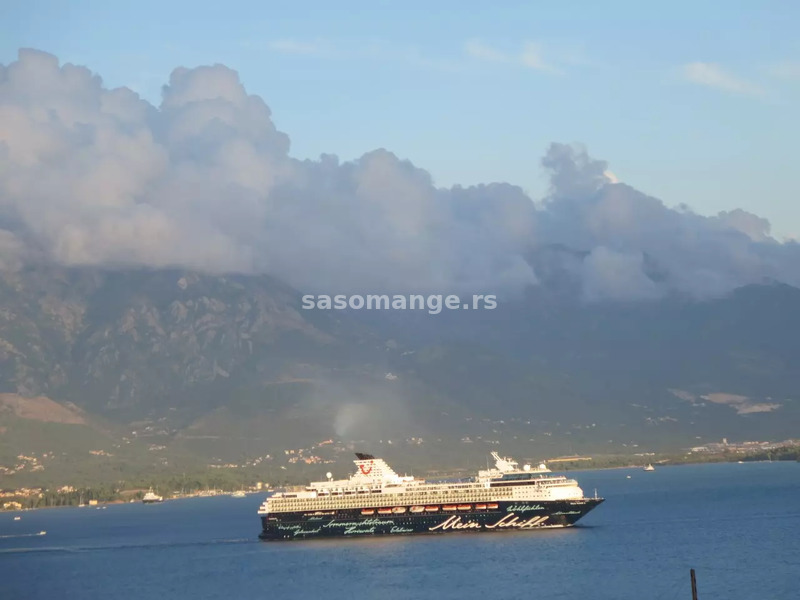 Dvospratna villa sa 5 spavaćih soba i panoramskim pogledom na more, na 250m od plaže