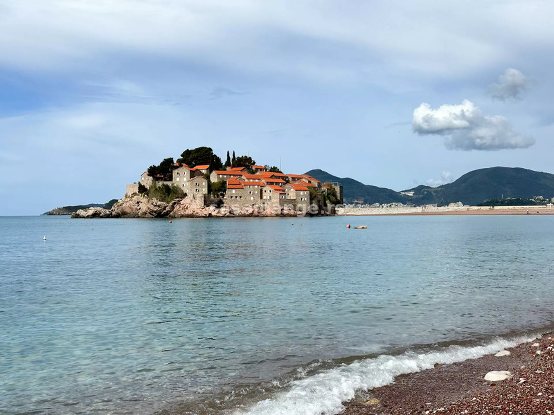 Ekskluzivna ponuda! Dva stana na prvoj liniji do mora sa parkingom, Sveti Stefan, Budva