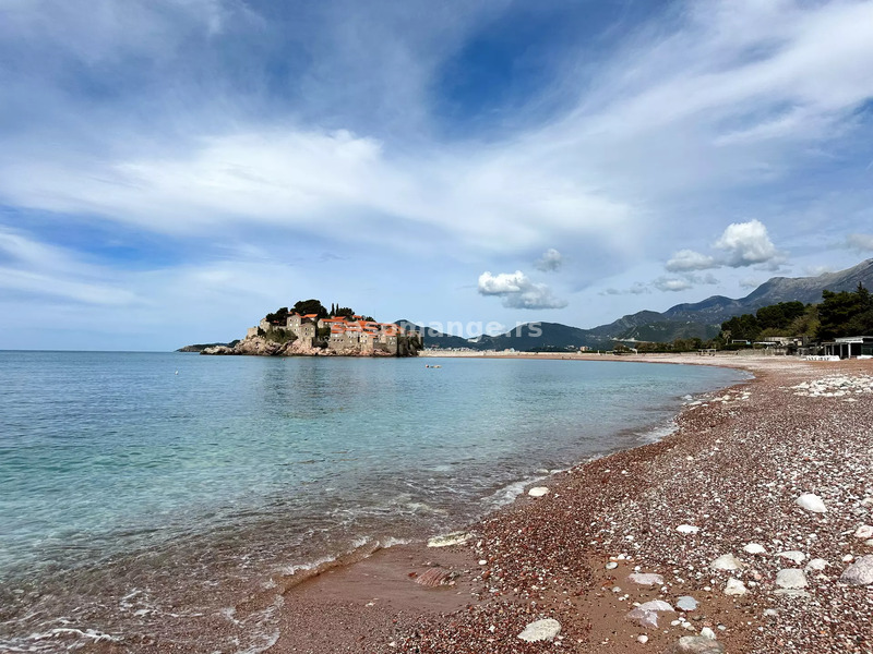 Ekskluzivna ponuda! Dva stana na prvoj liniji do mora sa parkingom, Sveti Stefan, Budva