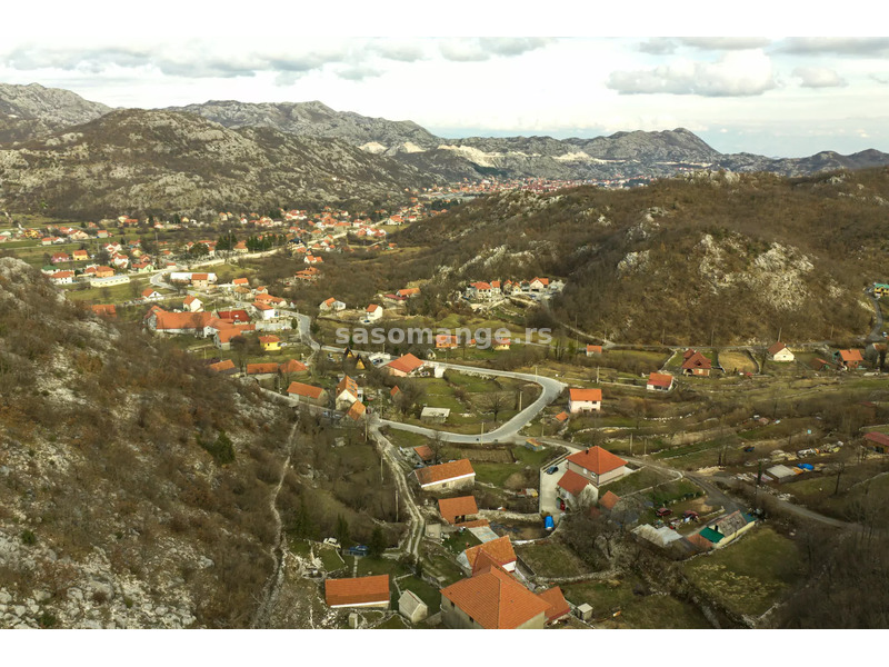 Prostoran plac sa starom kamenom kucom Bajice, Cetinje