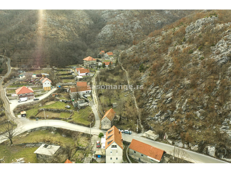 Prostoran plac sa starom kamenom kucom Bajice, Cetinje