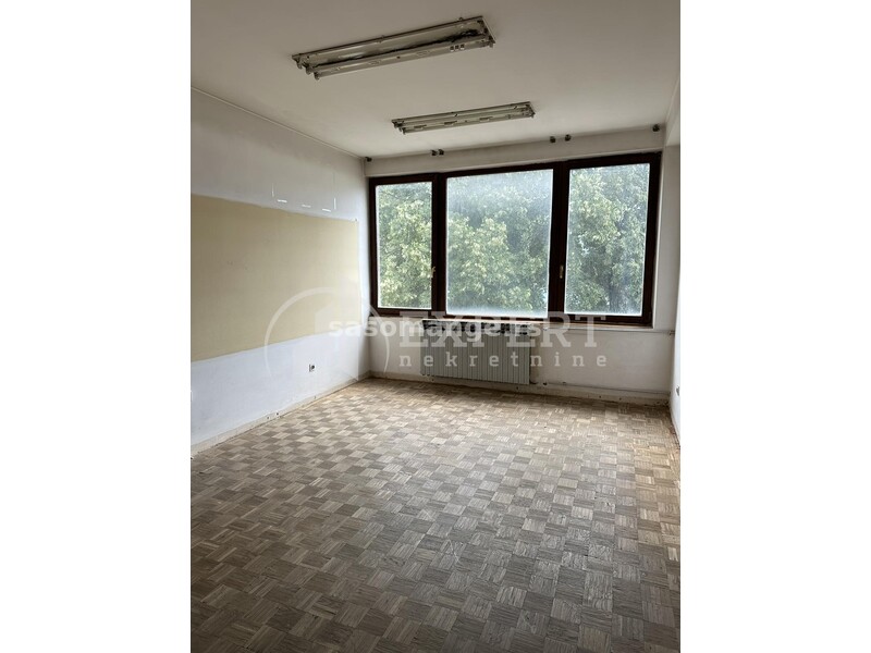 Izdaje se poslovna zgrada u Prokuplju, 1240m2!