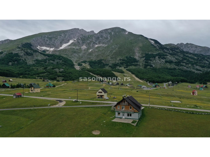 Velika kuća na samo par minuta hoda od skijališta na Savinom Kuku