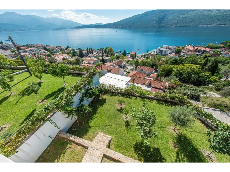 Luksuzna vila sa bazenom i prekrasnim pogledom na more u Đenovićima, Herceg Novi