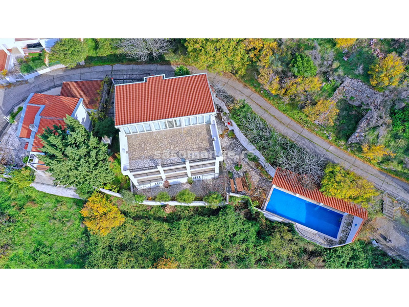 Prelijepa vila u Bečićima okružena zelenilom