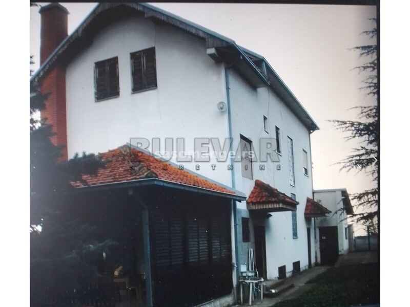 Dvospratna kuća kvalitetne gradnje, 300 m2, 1027 m2 placa,